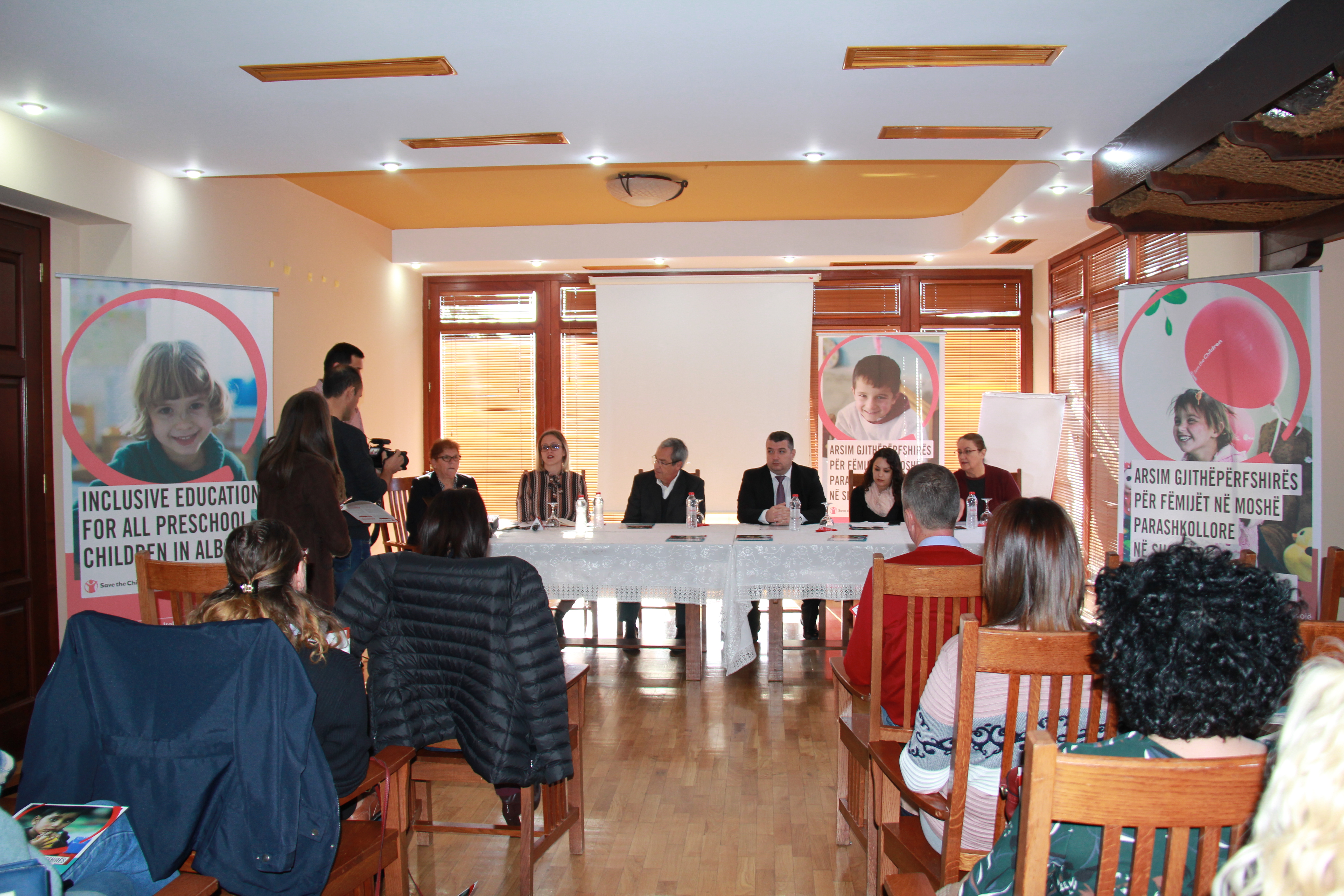 Kick-off meeting del progetto “Verso un’educazione inclusiva per tutti i bambini in età prescolare in Albania” in Elbasan alla presenza delle autorità municipali dell’educazione, sanità, Università locali e altre ong presenti nel territorio. La firma del documento di collaborazione tra Medpak, Save the Children e comune di Elbasan.